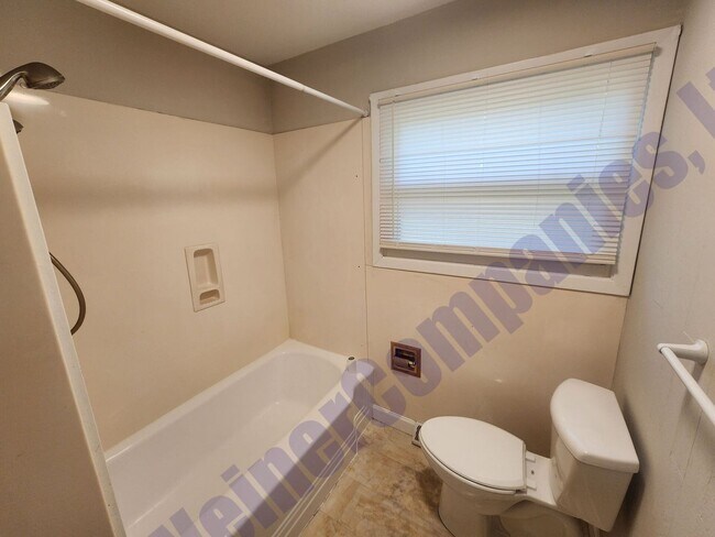 Building Photo - 4 Bedroom 2 bath House Available August 1st!