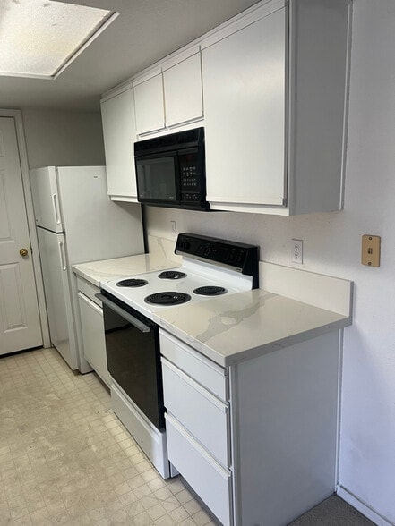 Building Photo - 3550 Bay Sands Dr