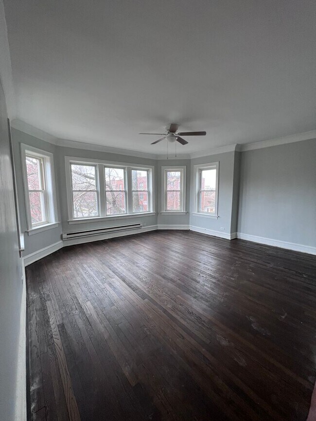 Building Photo - Spacious 2 bedroom Available