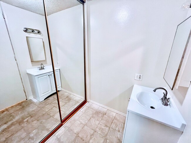 Building Photo - Barrier Reef Studio Condo Close to the Bea...