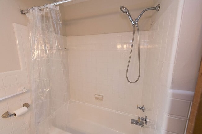 Building Photo - Extra Spacious Top Unit Duplex