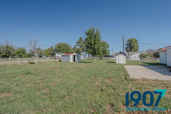 Building Photo - Spacious Rural Retreat in Norman with Open...