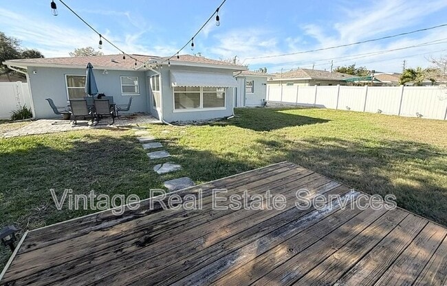 Building Photo - 105 N Aurora Ave