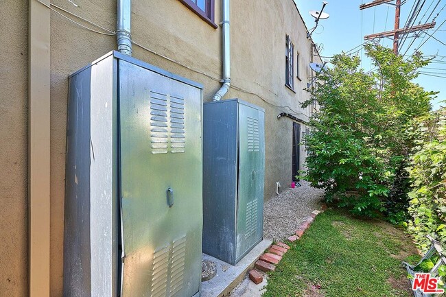 Building Photo - 1076 West Blvd