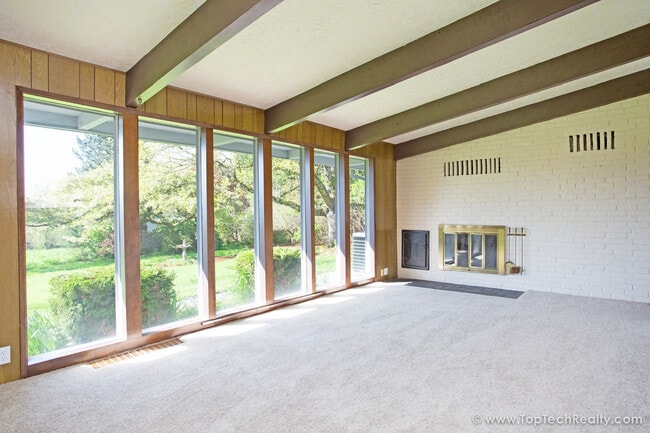 Building Photo - Charming Mid-Century Modern Ranch | 3 Bed | 2 Bath | One-Level Living | Prime Cedar Mill Location...