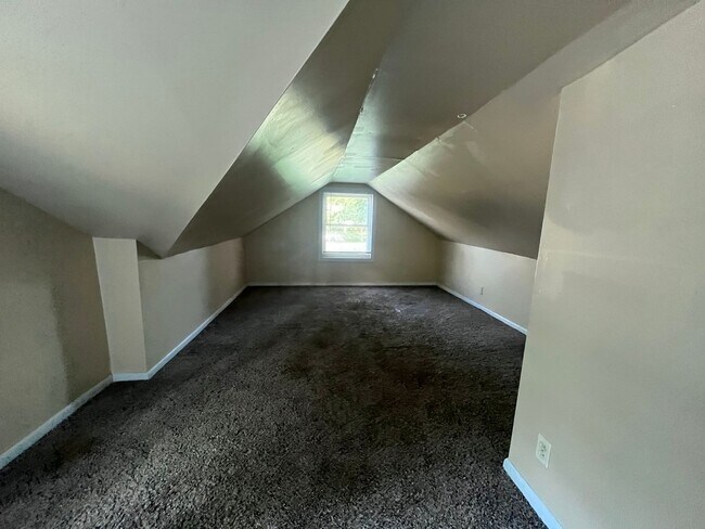 Building Photo - 4 Bedroom 2 Bath on Campus