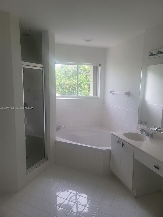Building Photo - 5621 NW 112th Ct