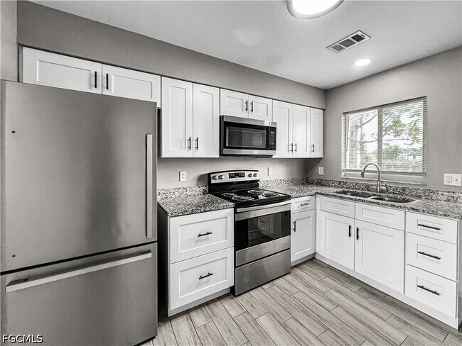 Building Photo - 121 Gordon Ave S