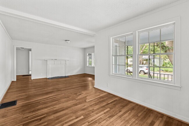 Building Photo - Charming 3 Bedroom, 2 Bathroom house