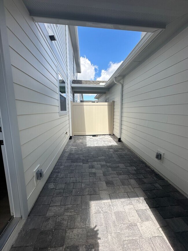 Building Photo - Stunning newly built 3/2.5 Town Home in St...