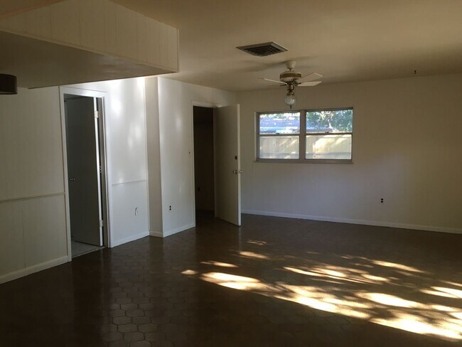 Building Photo - 5045 Brookmeade Dr