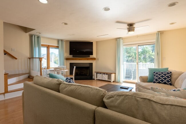 Building Photo - Beautiful home with amazing view