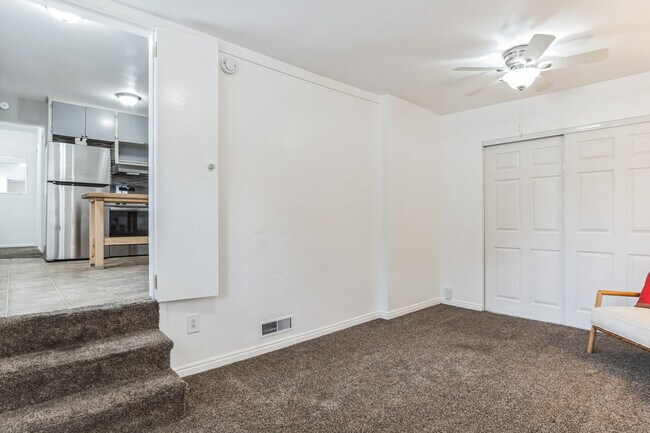 Main bedrrom 1 - 401 E Maxwell Ln