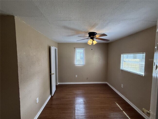 Building Photo - 314 W Crescent Dr