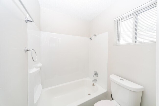 Building Photo - 3045 Beauchamp Dr