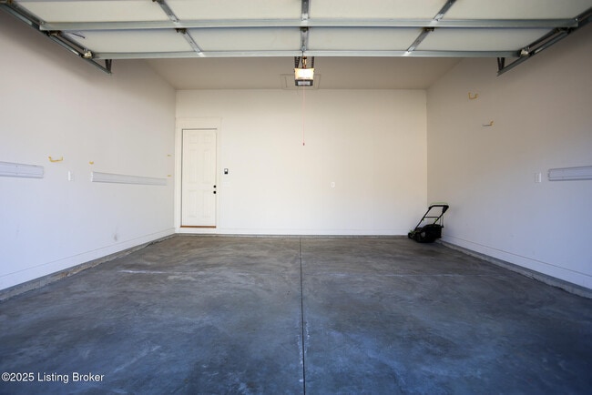 Building Photo - 10711 Impatiens St
