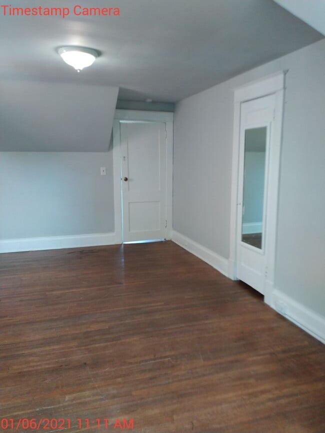 Building Photo - 2025-2026 9 bedroom / 4.5 baths  School Ye...
