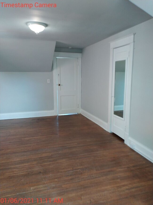 Building Photo - 2027-2028 9 bedroom / 4.5 baths  School Year Location PERFECT for students, in the heart of the UVA