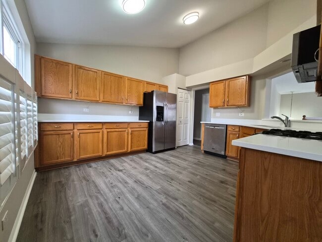 Building Photo - 2850 Stonewater Dr