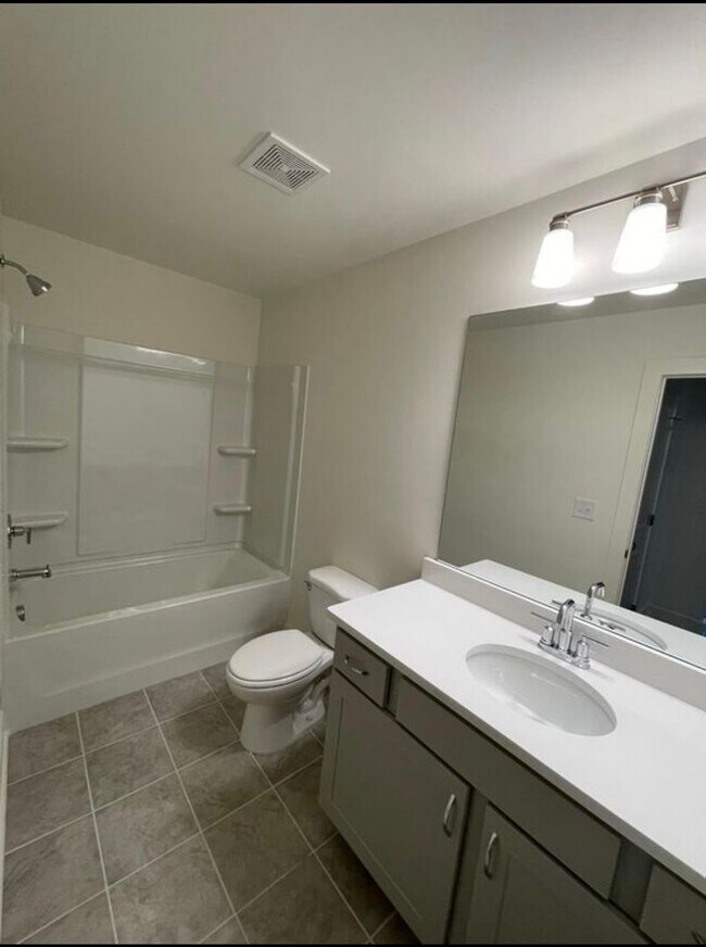 Building Photo - Beautiful end unit townhouse in the Townes...