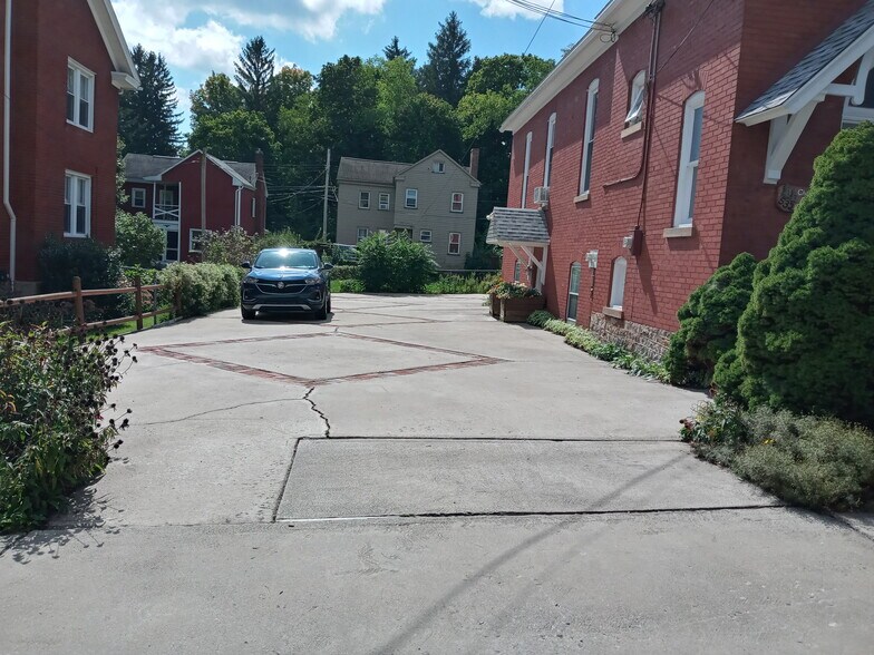 Parking Lot - 532 Pine St
