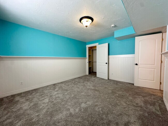 Building Photo - Stunning 6 Bed / 3 Bath | Great Location | Expansive Living Space