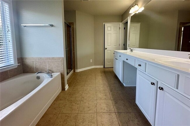 Building Photo - 697 Oracle Dr NE