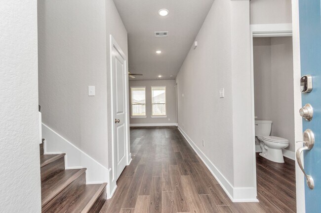Building Photo - The Live Oak – Where Comfort Meets Conveni...