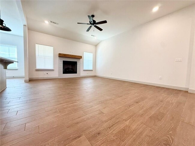 Building Photo - 1049 Parker Ln