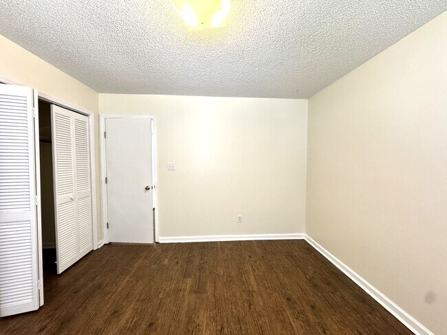 Building Photo - Adorable Duplex- Fenced Yard!