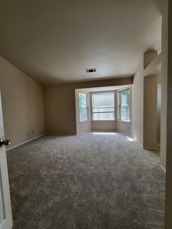 Building Photo - 4Bdm 2.5Ba Home in Convenient Location!