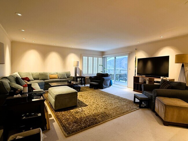 Building Photo - 4 bed, 2.5 bath top floor corner unit cond...
