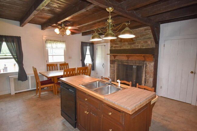 Building Photo - Large Home on Jacksonville Rd with Laundry!