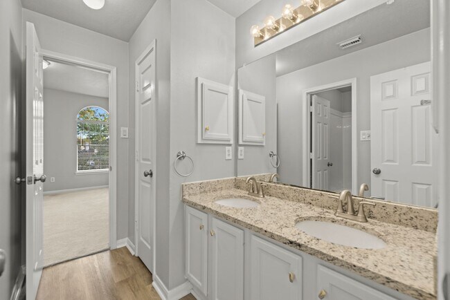 Building Photo - Gorgeous 4 bed/3.5 bath two story home!
