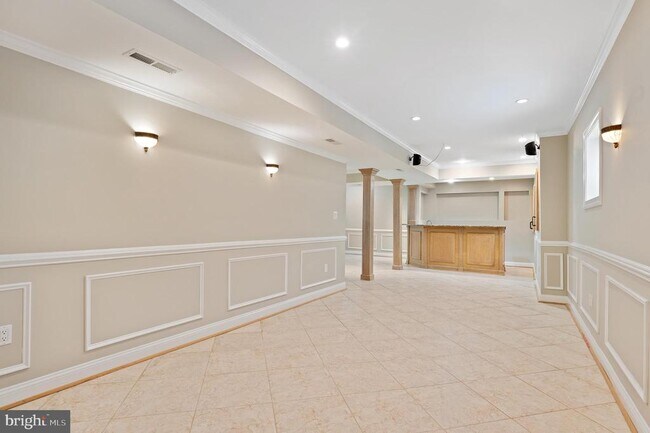 Building Photo - 5905 Lone Oak Dr