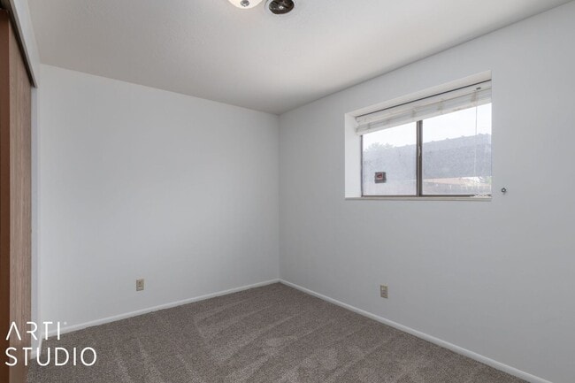 Building Photo - Fully Renovated 4-Bedroom Townhome in Prim...
