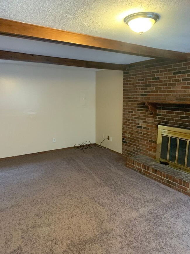 Building Photo - Charming 3 Bedroom w/ Garage in Warren