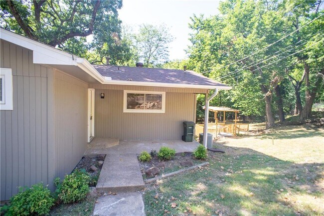 Building Photo - 405 S Mashburn Ave