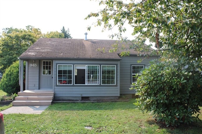 Building Photo - 3 Bedroom, 1.5 Bathroom House! Available now!