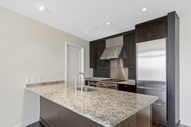 Building Photo - 10 Terminus Luxury 2 Bedroom Condo in Hear...