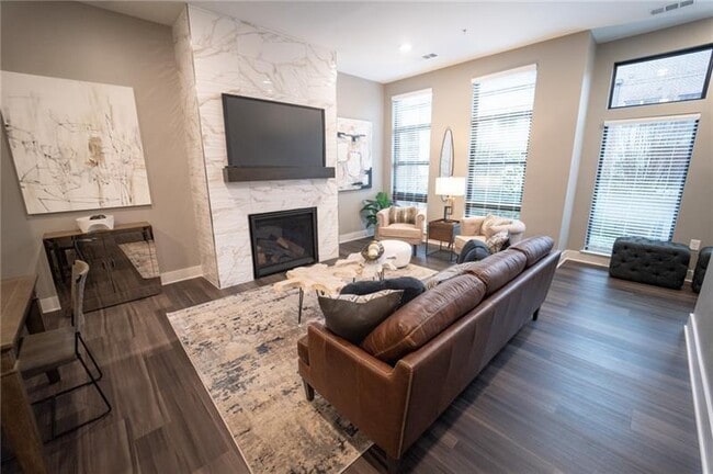 Building Photo - 1052 Fraser St