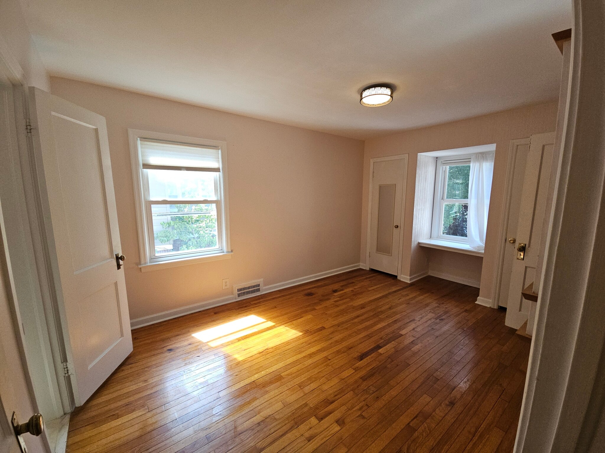 Building Photo - 624 E 74th St