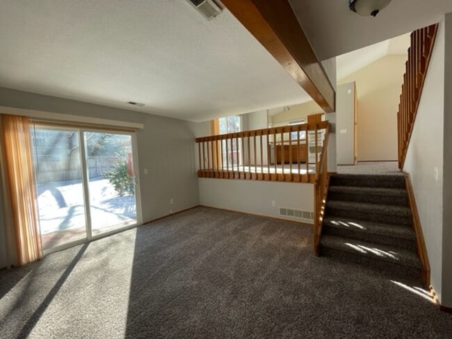 Building Photo - Stratford Lake 4-Level