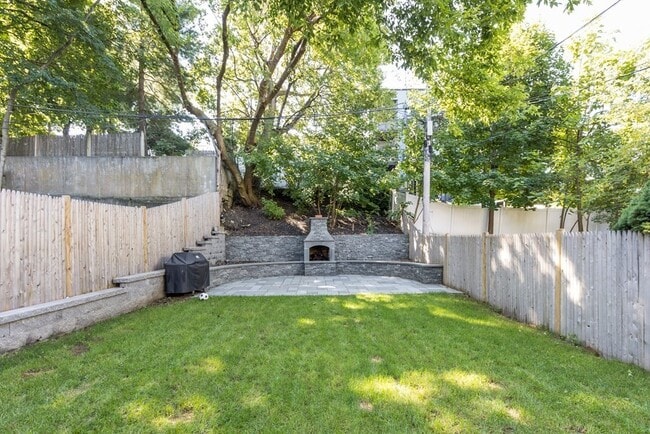 Building Photo - 719 E 2nd St