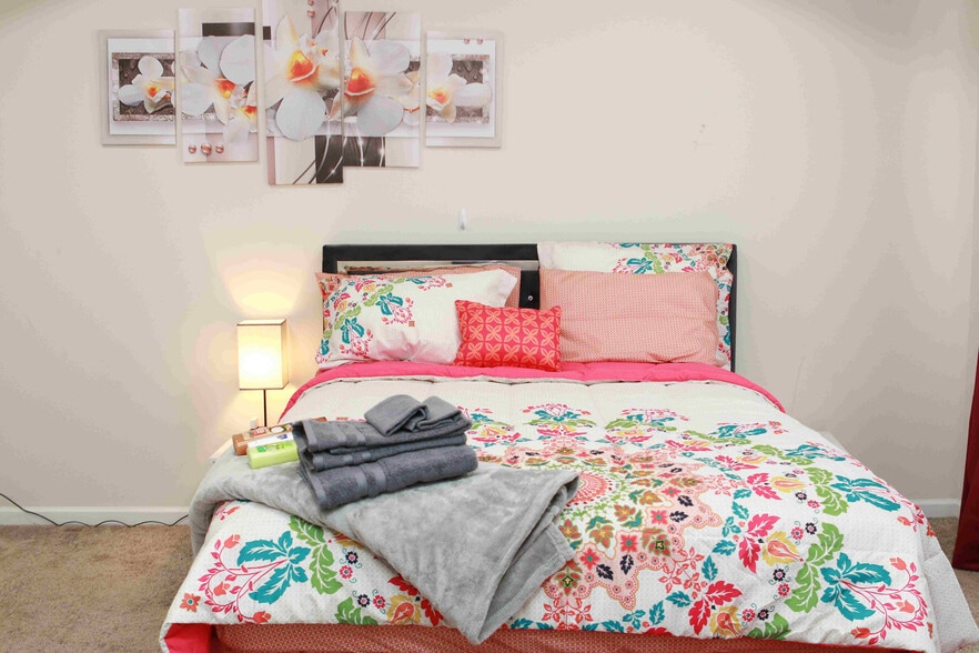 Building Photo - Room in House on Red Birch Dr