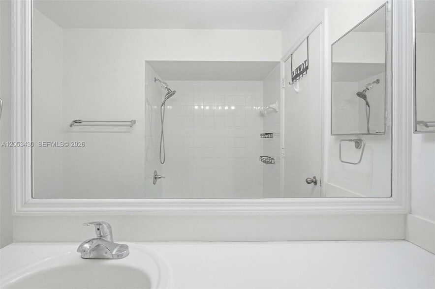 Building Photo - 2066 Madeira Dr