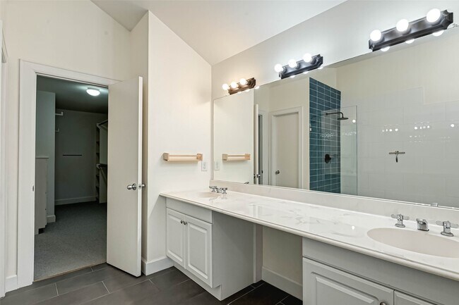 Building Photo - 11315 S Main St