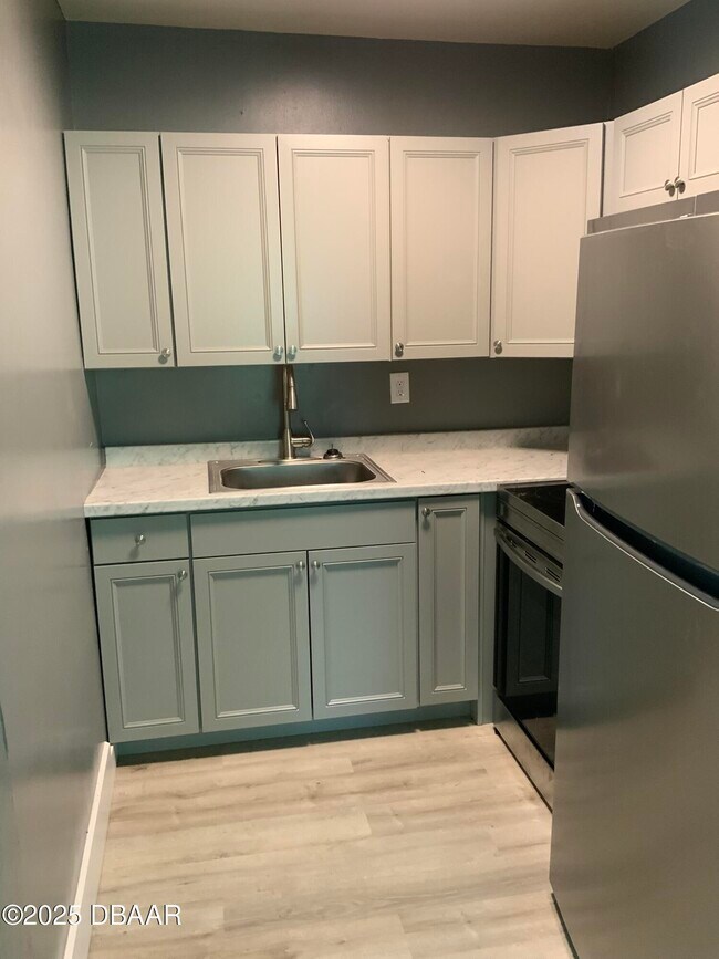 Building Photo - 633 Florence St