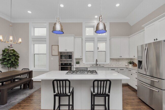 Building Photo - 1716 Upland Lakes