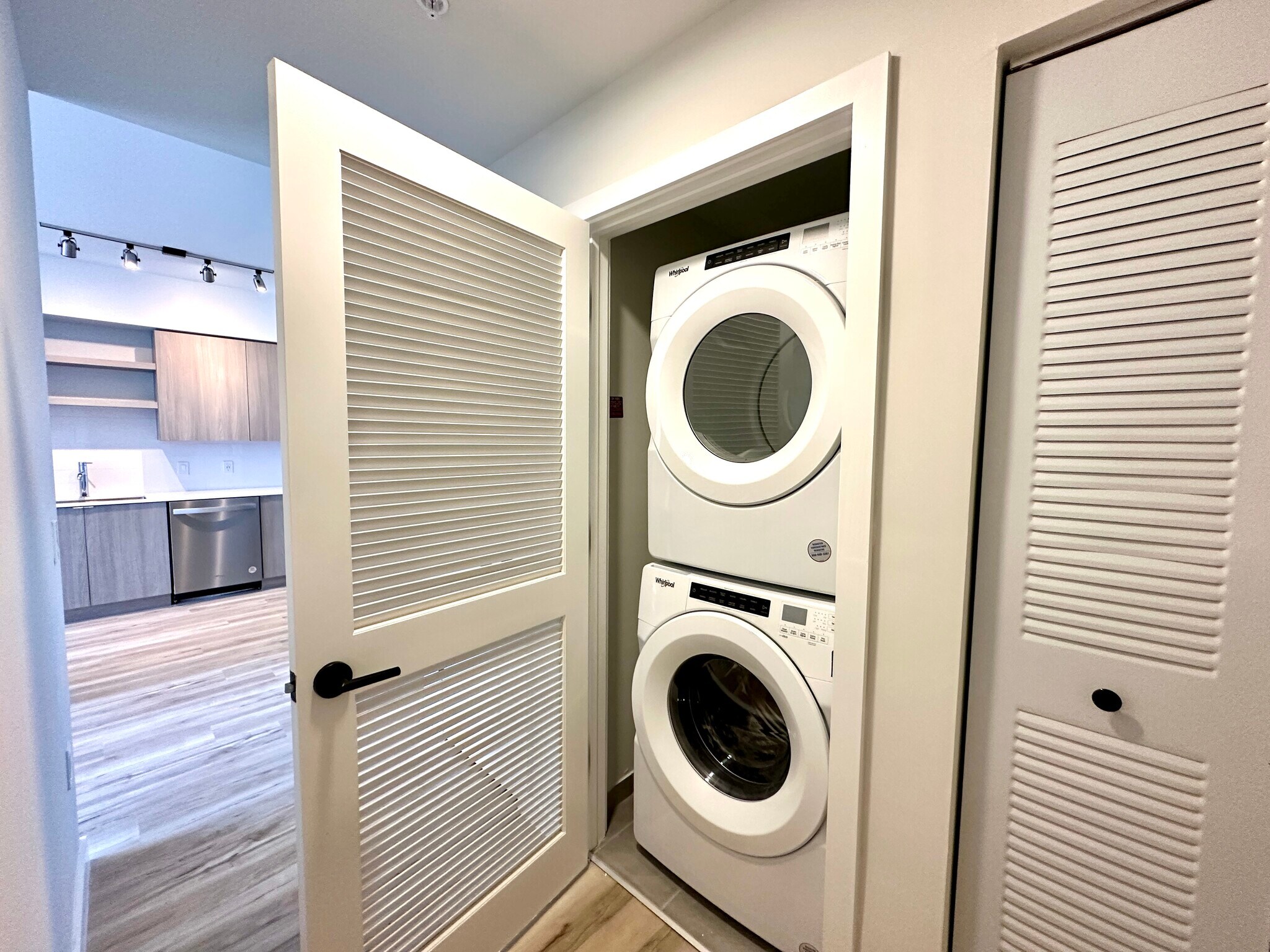 Building Photo - 512 SW 4th Ave